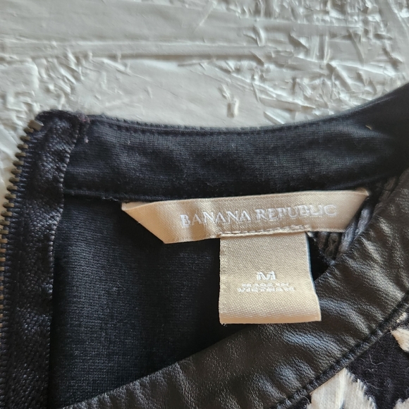 Banana Republic short sleeve abstract patterned top blouse medium textured - Picture 2 of 5